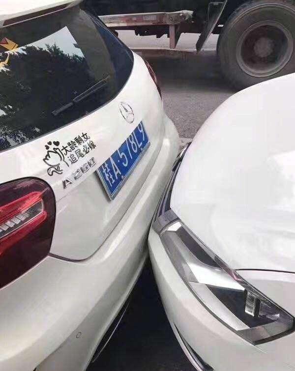 开奔驰大龄剩女追尾必嫁 女司机正面照曝光 网友留言太搞笑