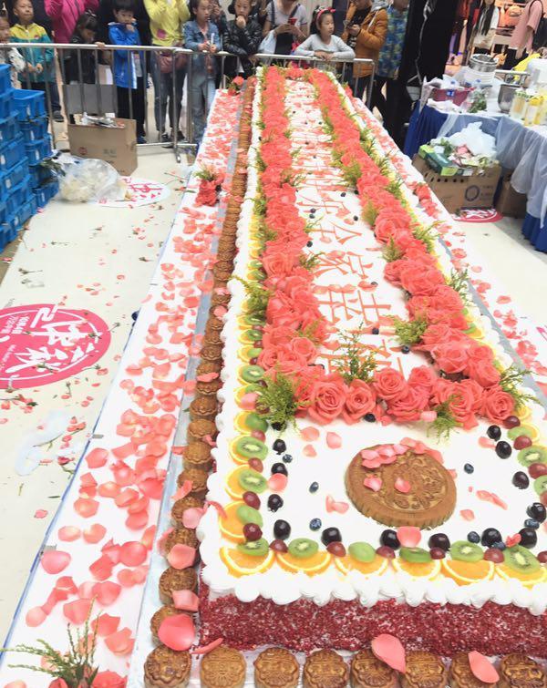 万达广场惊现五米长大蛋糕,引千人围观惊叹,到