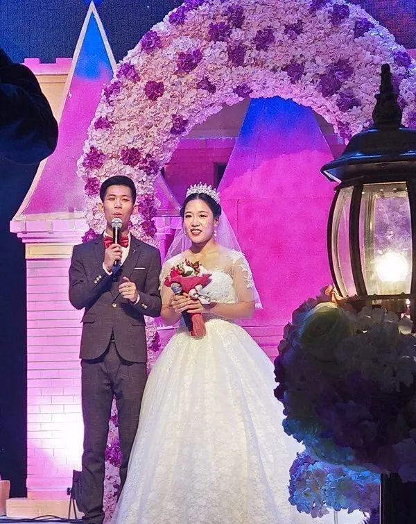 太原一新郎新娘自己给自己主持婚礼大秀才艺