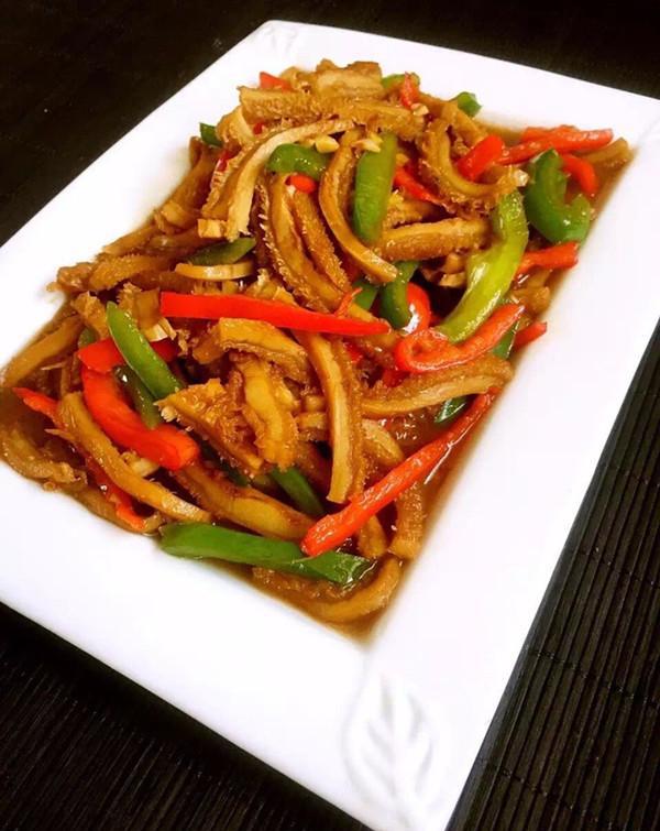 熟牛肚丝200克,青红辣椒2个,生姜,大蒜,油,盐,白胡椒粉,生抽,老抽