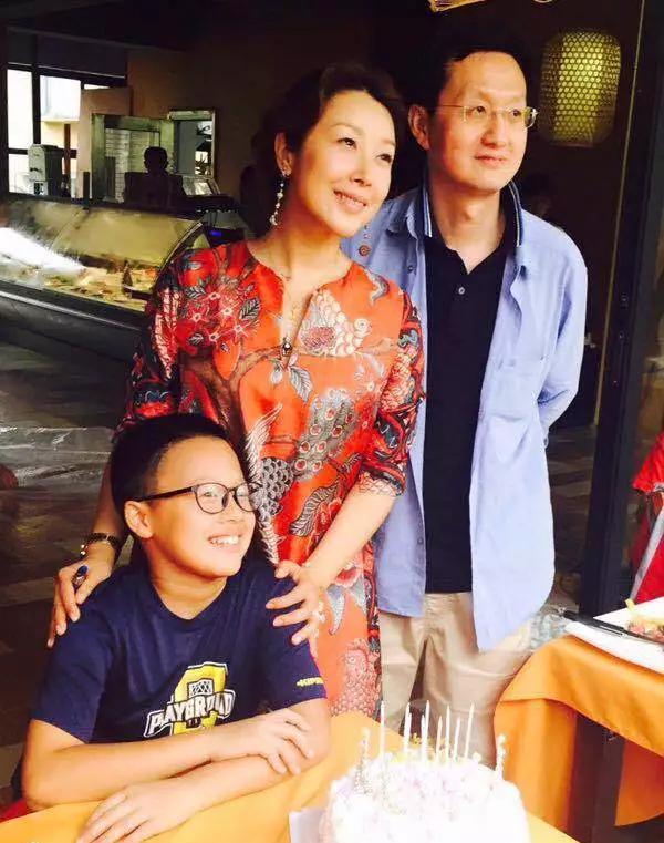 46岁孙悦全家近照，一首祝你平安出名，克了三任男友终于找到真爱