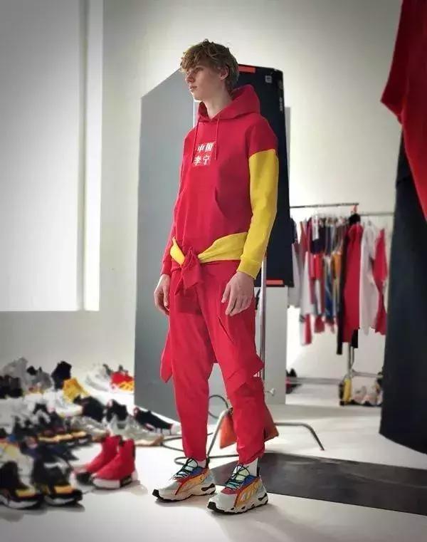 我穿这样的李宁, 你还会嘲笑我配不上穿巴黎世家的你吗?