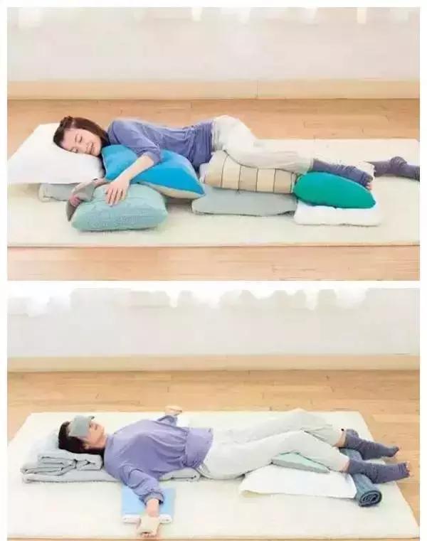 睡觉时,侧睡的话可以在两腿之间放一个枕头,仰睡的话,可以在膝盖下垫