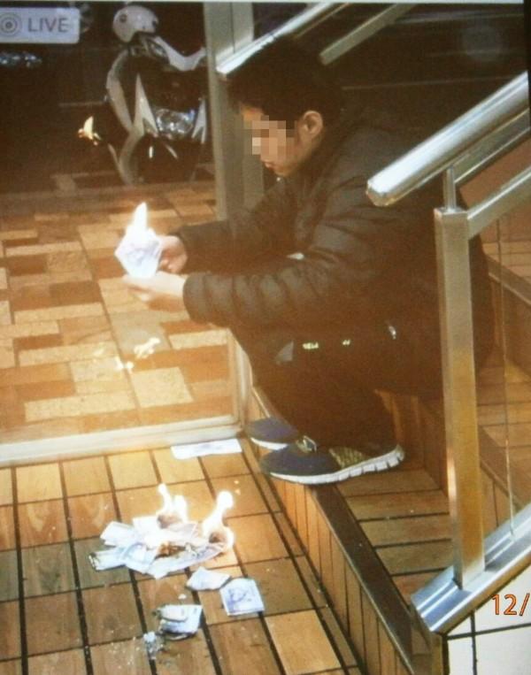 台湾男子蹲快餐店门口烧2万多元台币 原因令人瞠目结舌