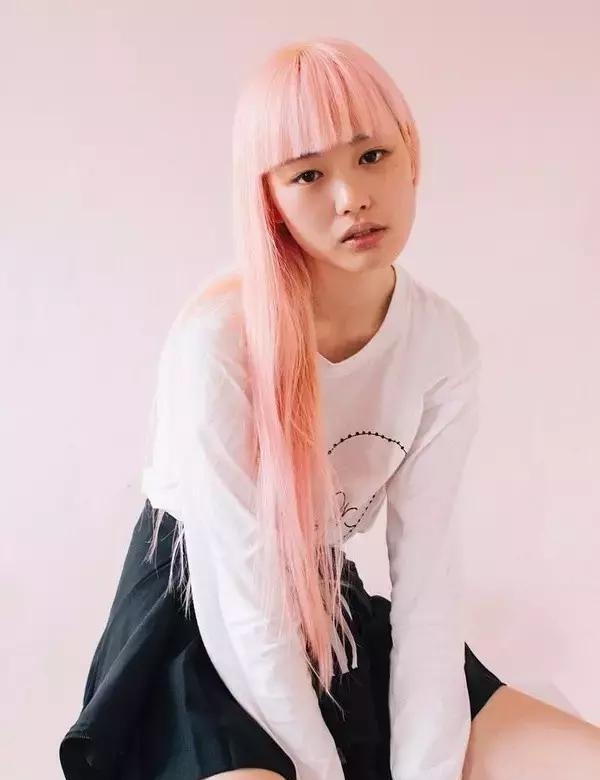 那个顶着女生时尚头发游走顶级官员圈的神秘华一头两广西粉色与图片