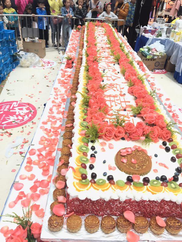 万达广场惊现五米长大蛋糕,引千人围观惊叹,到