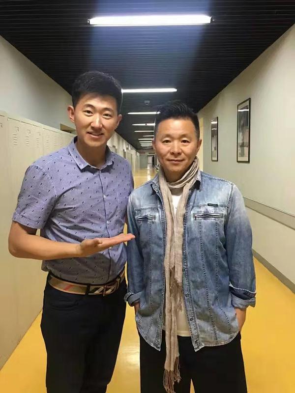 49岁王宏伟生活照 与才女娇妻相差十三岁 差点做丁克女儿超像爸