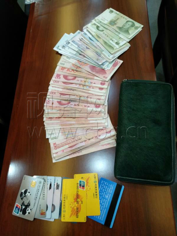 利用羽绒服作掩护 小偷盗走女子8000元救命钱