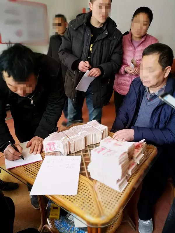 暖心:刘圩派出所看着老板发工资