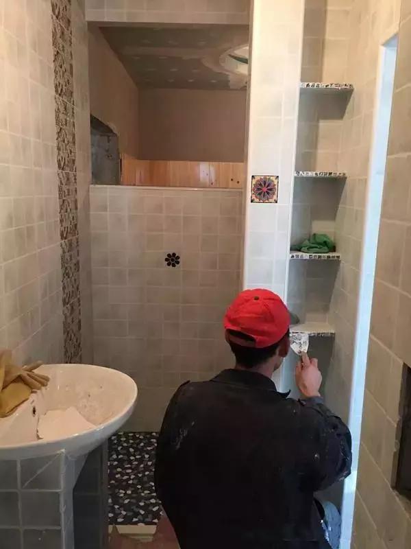 牛人把一根破水管包成砖砌壁龛，邻居都服了!