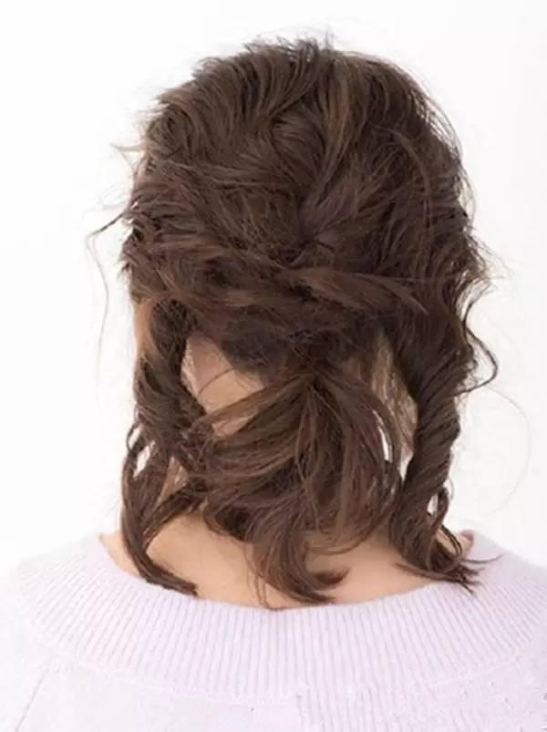 披肩发怎么扎才好看 扎发教程来咯!这样绑,短发