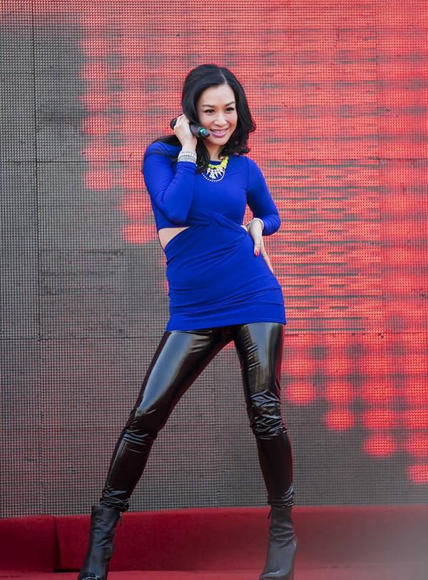 47岁钟丽缇现身机场, 酒红色头发吸睛, 一身休闲装个性十足!