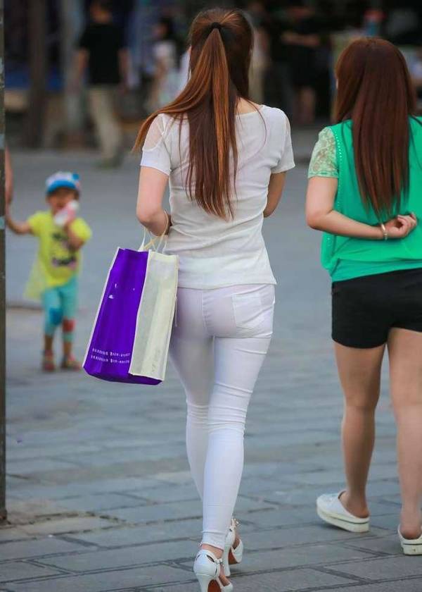 街拍白色紧身裤美女太薄了会白里透红