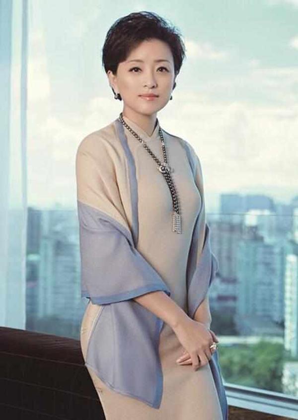 25岁的杨澜灵气逼人神似周迅,50岁的杨澜让你知道何为优雅一生