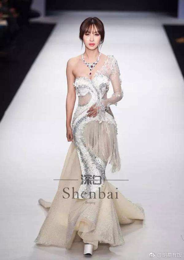 李菲儿穿白色鱼尾裙走t台,活的美人鱼!_新浪看点