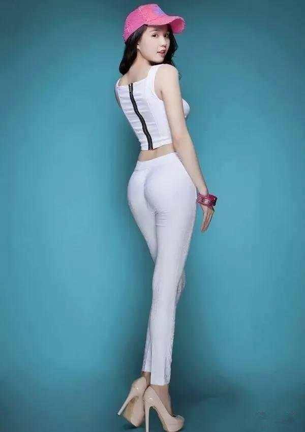 街拍: 身材好的美女不妨试试紧身裤