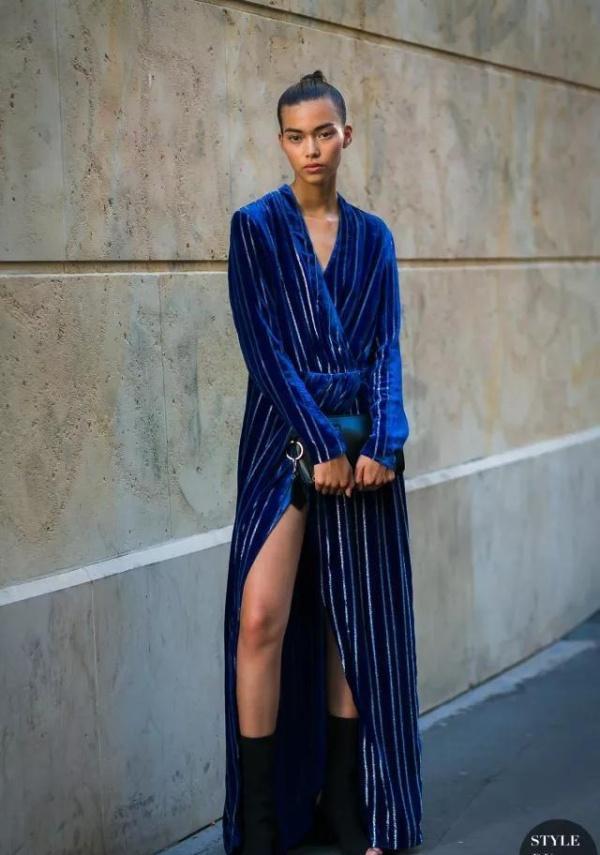 被时尚界翻牌子的天鹅绒,为啥你穿上又显老又