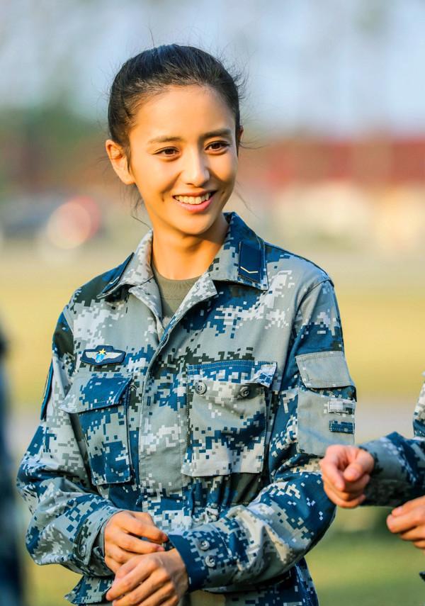 时尚搭配丨《战狼3》找谁来演?穿军装最漂亮的3个女星!