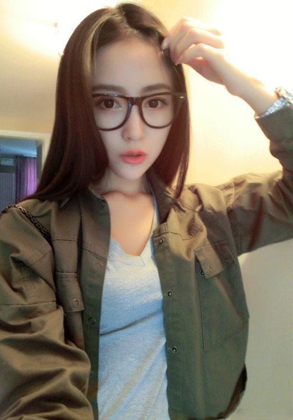 总是在朋友圈里展示自己自拍照的女生是什么心理呢?