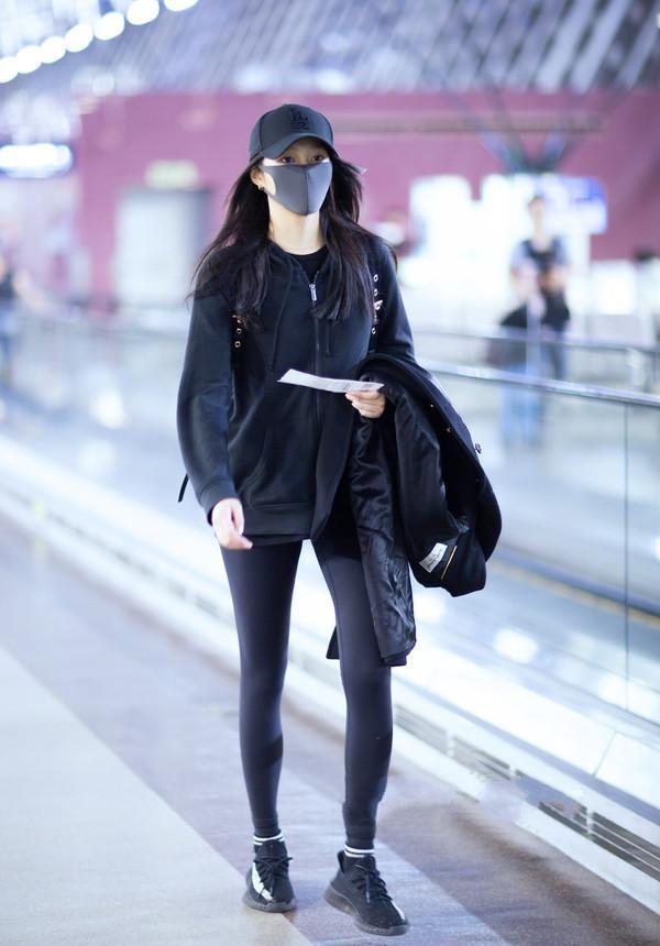 杨幂曾经的机场照原来那么LOW,还不如人宋茜的夸张羽绒服