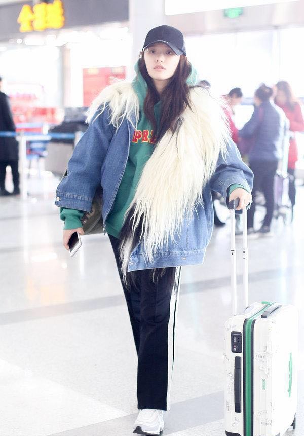 21岁林允现身机场,牛仔衣搭配运动裤穿成五五