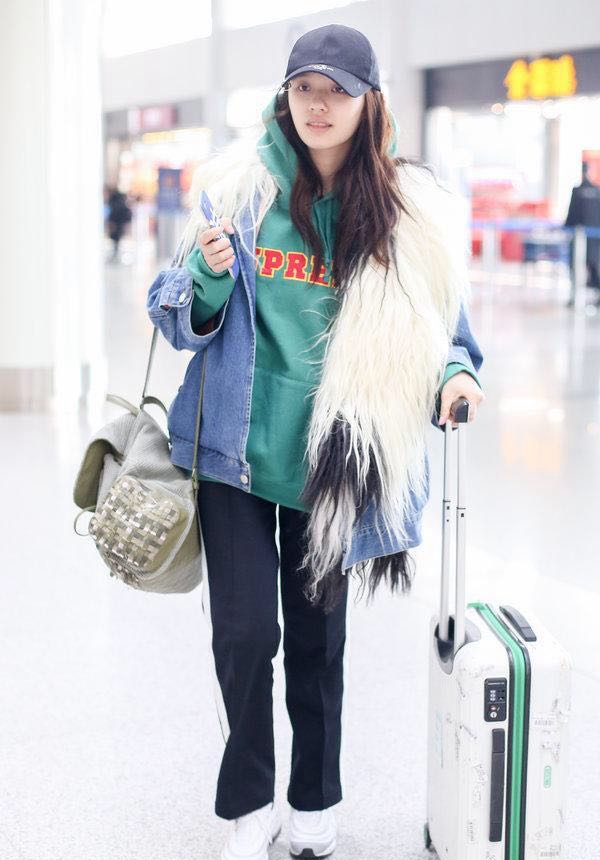 21岁林允现身机场,牛仔衣搭配运动裤穿成五五