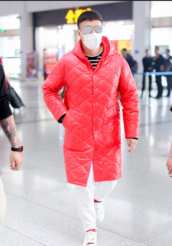 孙红雷穿红色长羽绒现身机场白裤白鞋白口罩简