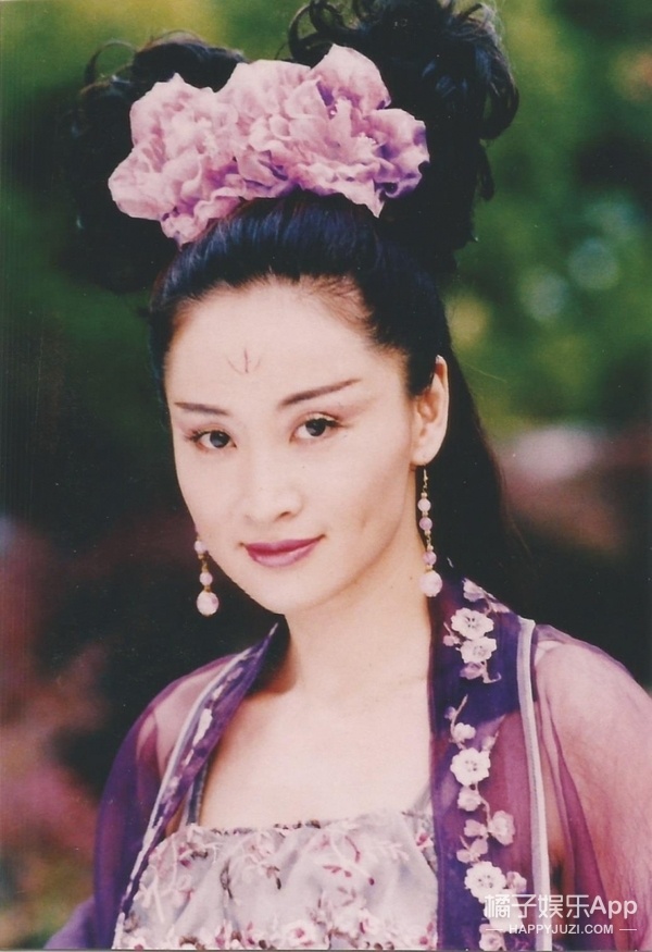 邀月宫主的真名叫于莉,1963年出生于哈尔滨,本来是一名舞蹈演员,因为