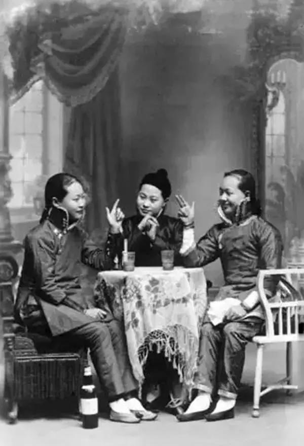 林桂生成为上海滩有名的"白相嫂"(上海话"女流氓"),黄金荣对她言听计