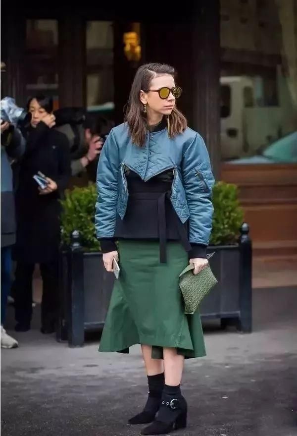 高跟鞋里穿袜子,时尚圈还有什么是不可能的?!