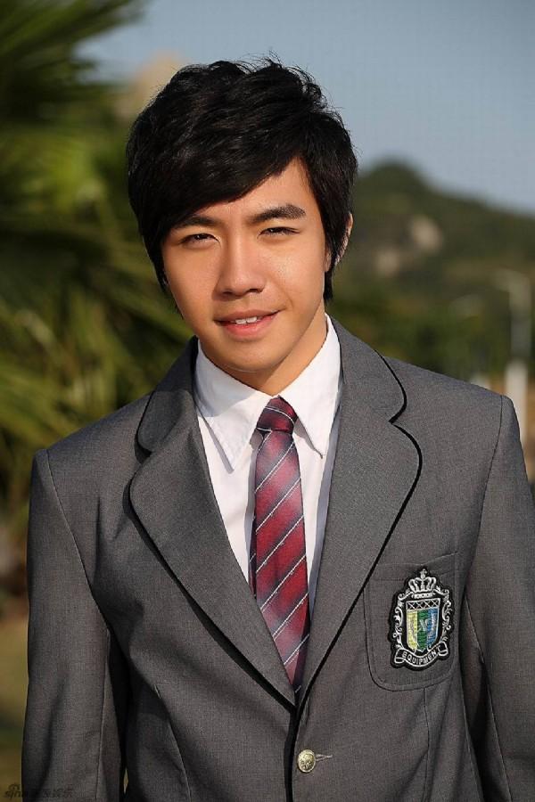 俞灏明任家萱现状,一个脸部僵硬伤口明显,一个