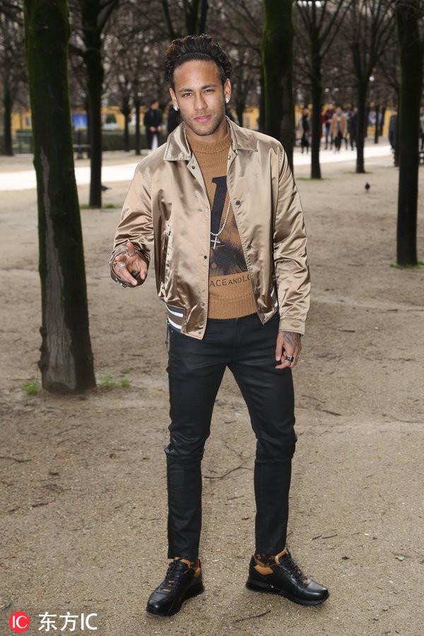 真帅哥经得住发际线考验!内马尔巴黎时装周 坏