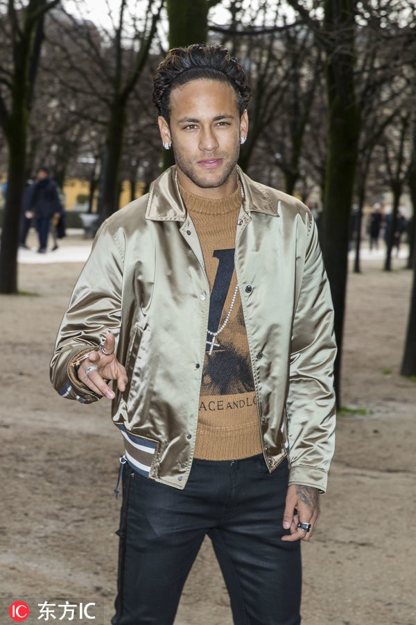 真帅哥经得住发际线考验!内马尔巴黎时装周 坏