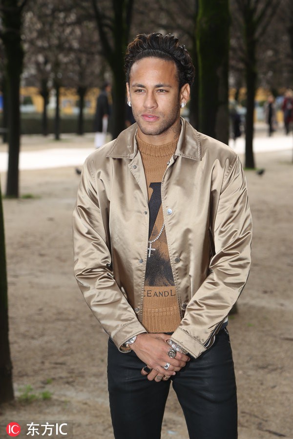 真帅哥经得住发际线考验!内马尔巴黎时装周 坏