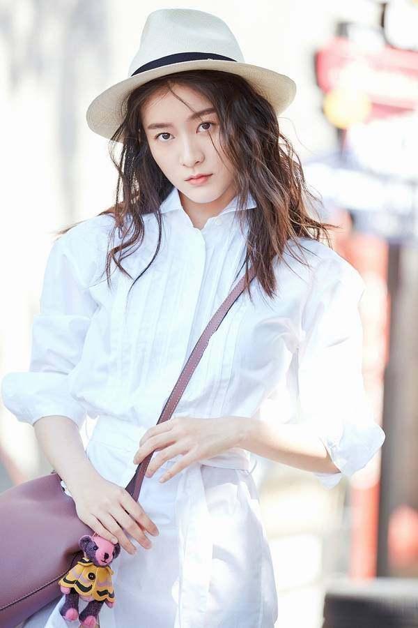 真漂亮!张雪迎纯白衬衫裙搭配小草帽清新亮相
