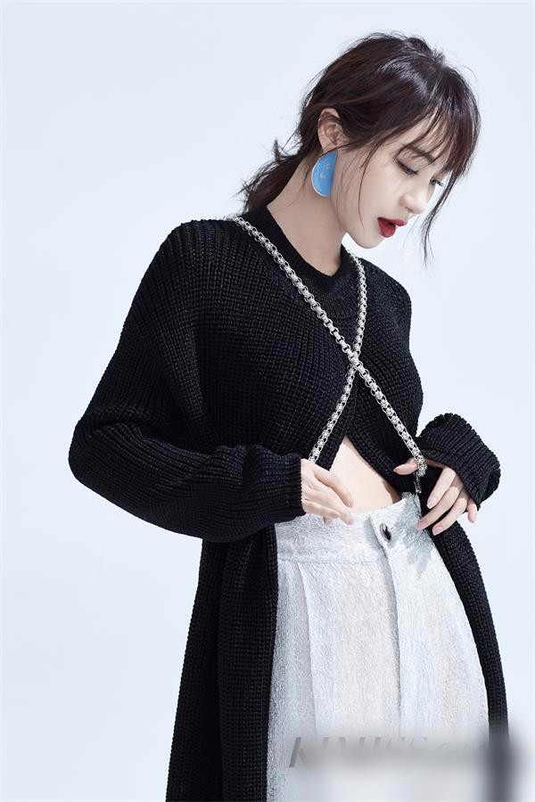 李菲儿新写真曝光 造型多变演绎都市摩登风