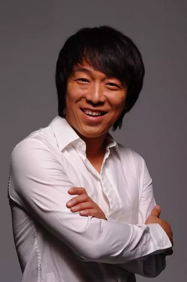 曾经歌厅驻唱自己缝裤子的黄渤, 24年后登春晚舞台奉献最燃表演!