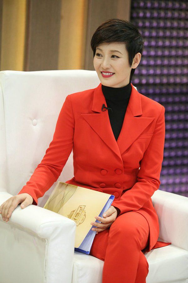 46岁陶虹真会穿!却被凹眼窝毁了，而50岁的徐帆一双美目年轻20岁