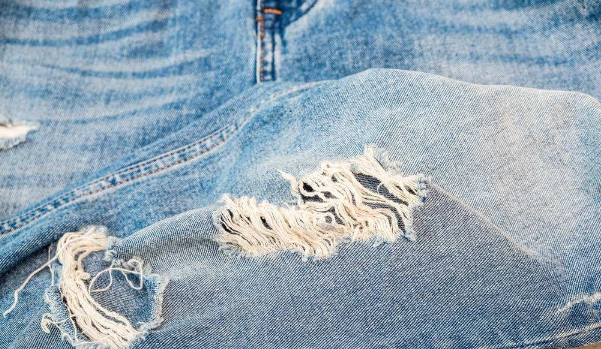不穿的牛仔裤千万不要乱扔了,这样剪一下缝一