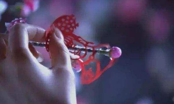 谁注意了? 雪夜倚梅园果郡王是因为这个才藏起了甄嬛的小像!