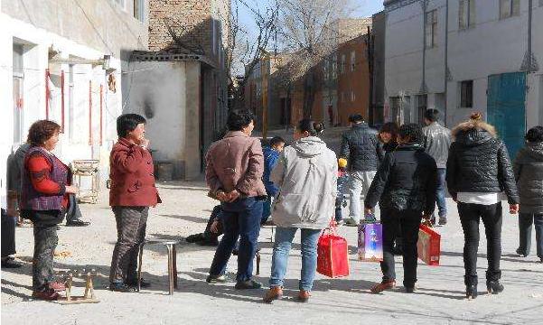 农村人过年走亲戚, 都拿什么东西? 第3种有风险