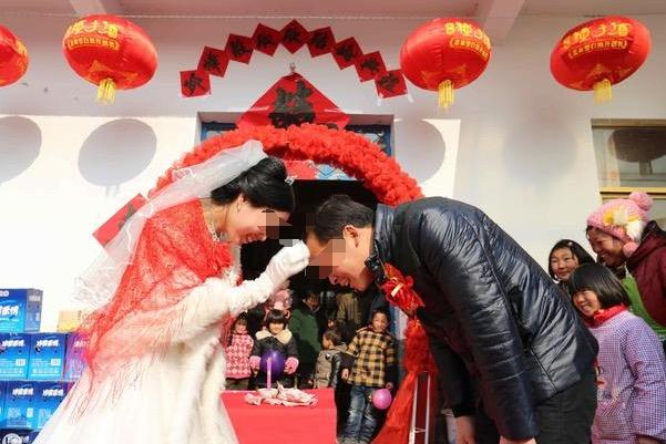 嫌儿媳没有落红,我要回彩礼钱,这天走到儿媳门