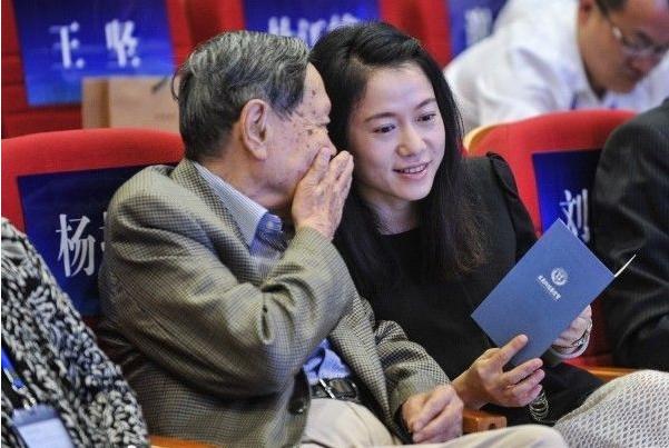 94岁的杨振宁，现40岁妻子翁帆近照竟然长这样！