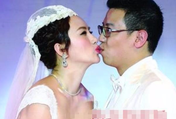 两次上春晚,却屡出洋相不穿打底裤