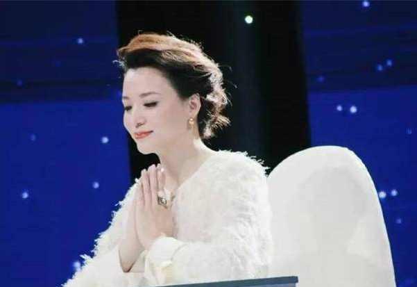 董卿44岁生日在替朱军顶班,朱军以补过生日为