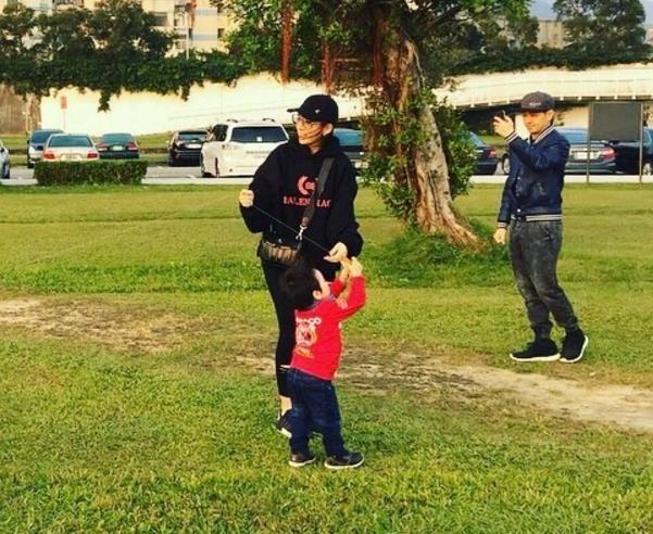 林志颖一家五口同框好温馨 三个宝贝在玩,妈咪