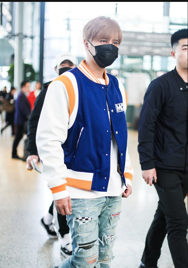 罗志祥穿破洞牛仔裤搭配黄色运动鞋现身机场