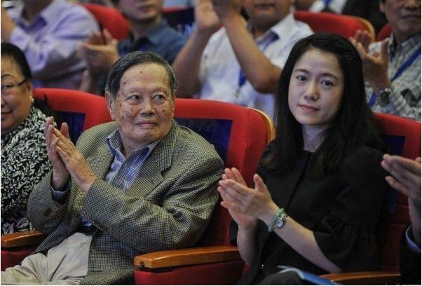94岁的杨振宁，现40岁妻子翁帆近照竟然长这样！