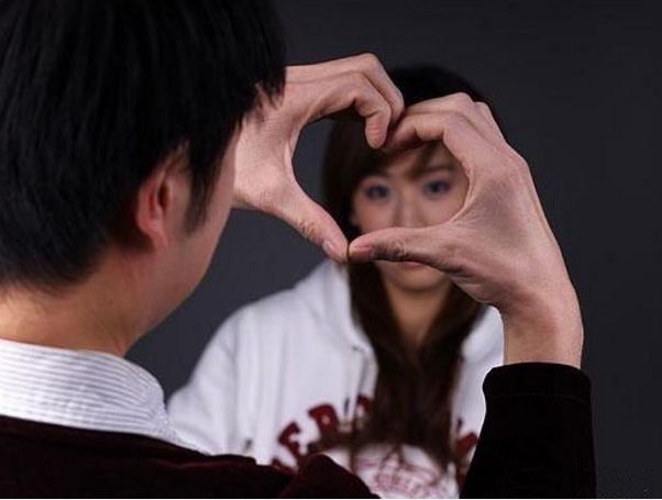 婆婆嫌我乡下人,婚礼上给改口费让我当众出丑