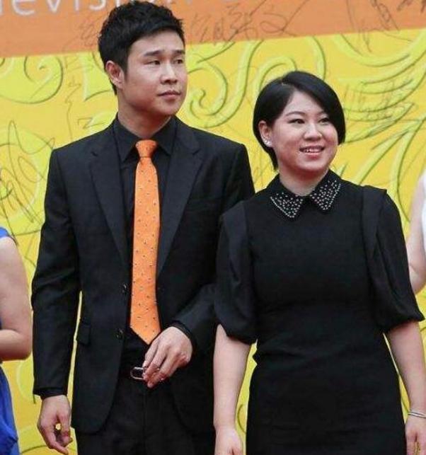 36岁小沈阳全家近照,农村妻子越来越富贵,亲生女儿越来越漂亮